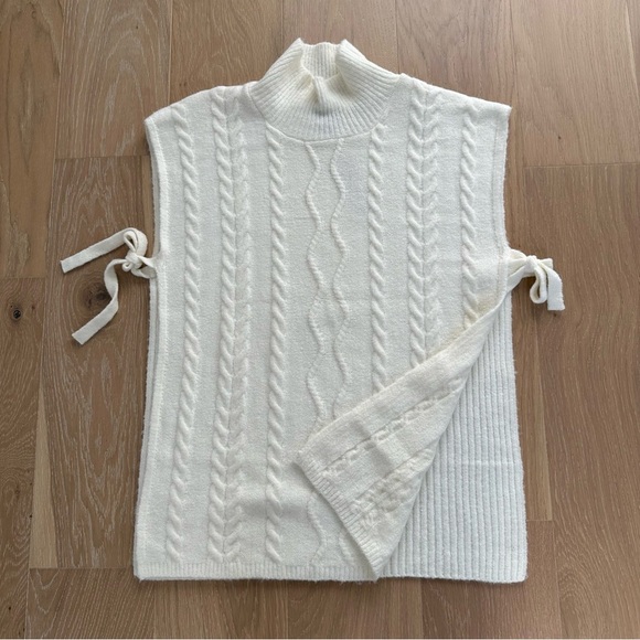 Steve Madden Sweaters - Steve Madden Cream Cable Knit Sleeveless Sweater Vest Layer Warm Cozy Top Medium